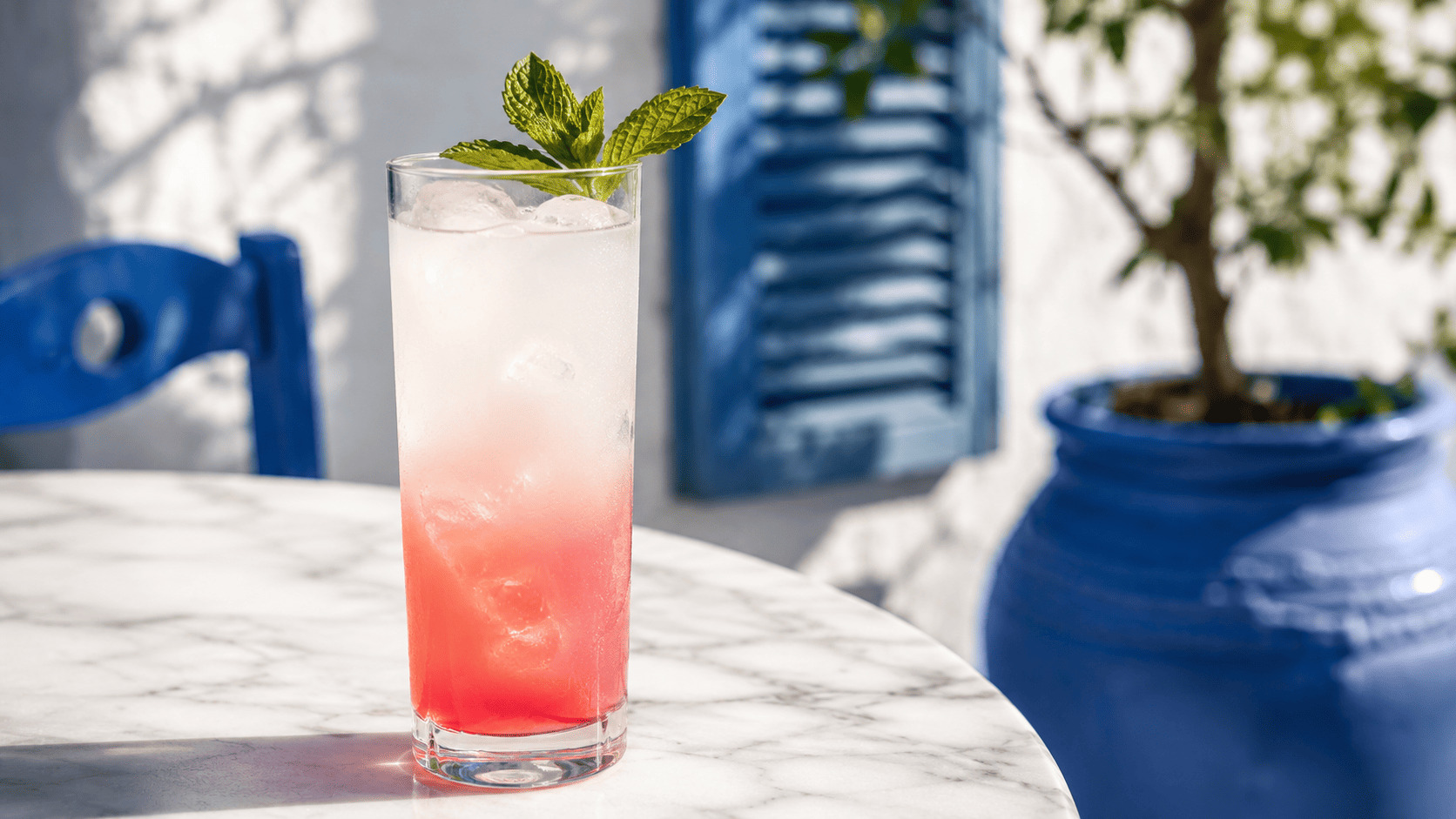 Verre de cocktail ouzo grenadine avec glaçons et citron