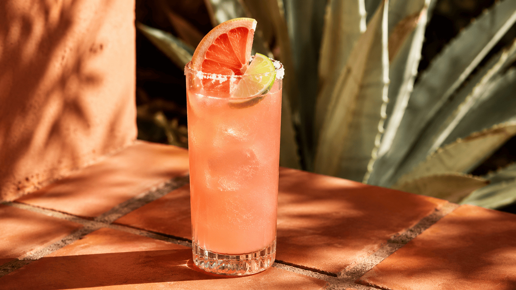 Cocktail Paloma avec pamplemousse et tequila sur glace